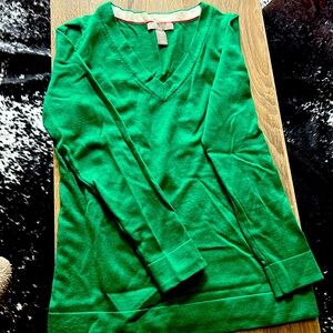 Extra fine merino wool Kelly green V-neck sweater